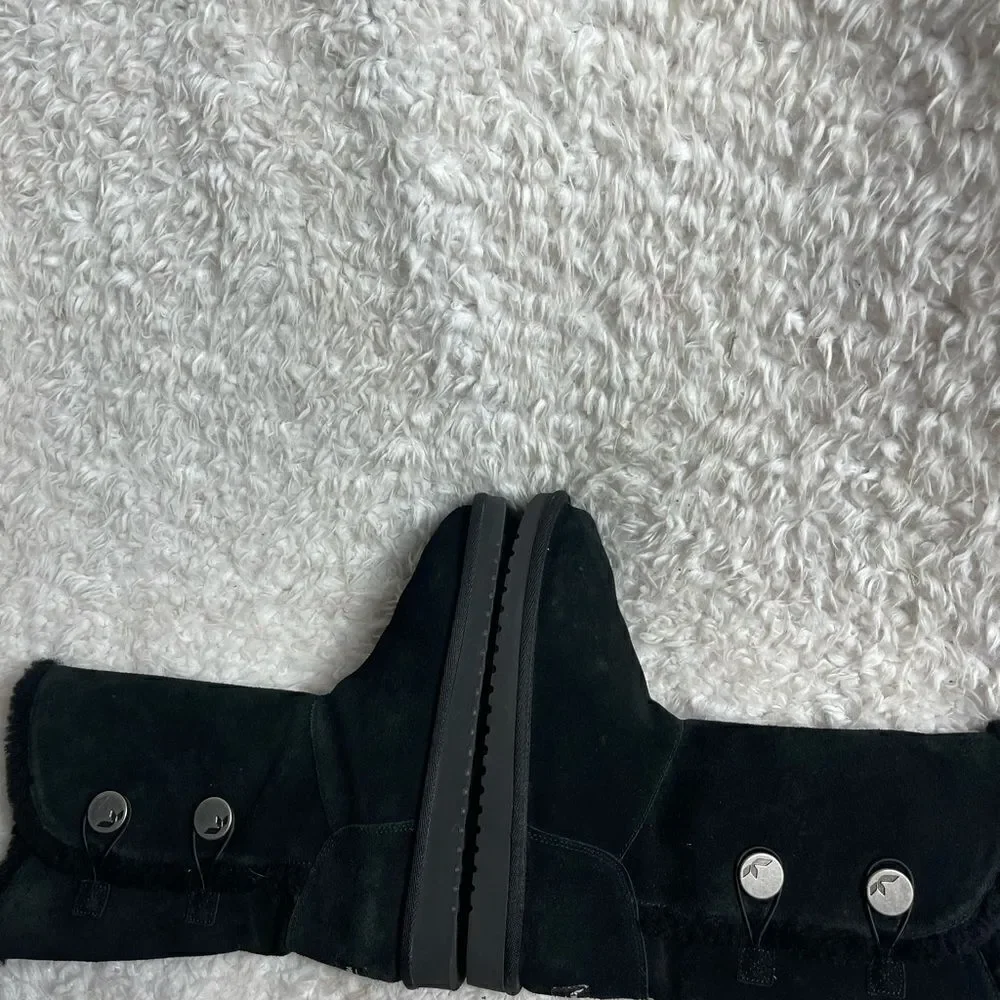 Koolaburra By UGG  Kinslei Black suede mid calf boots  buttons accents size 8
